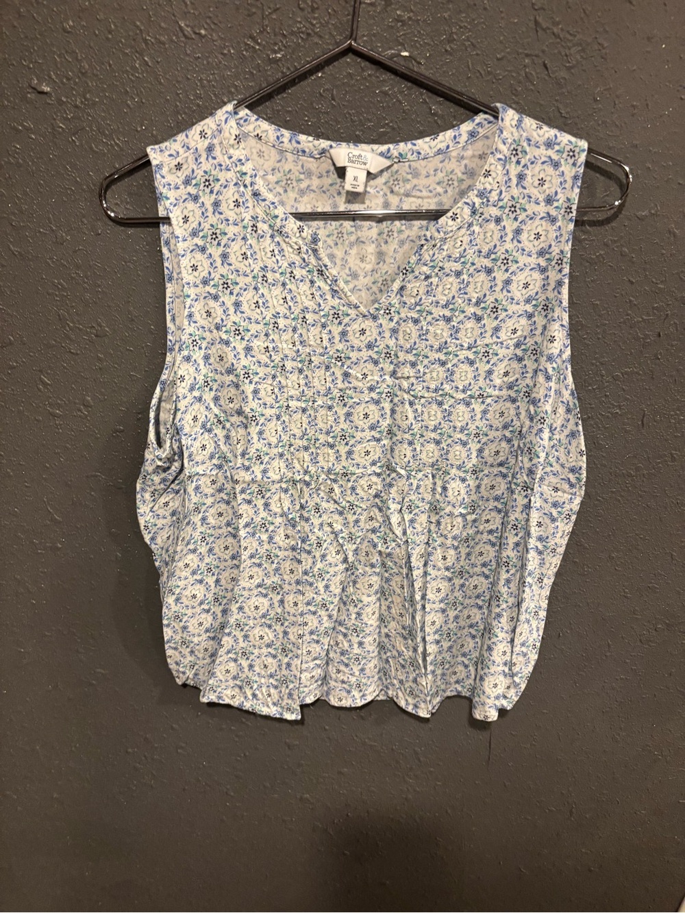 croft & barrow Blue and White Floral V-Neck Sleeveless Top